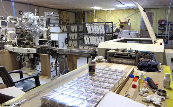 Задържаха 12 души при акция срещу фабрика за нелегални цигари