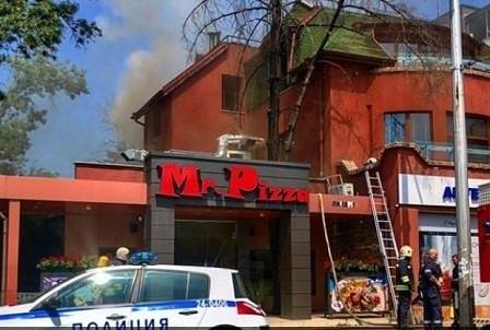 Пожар изпепели заведение на столичния бул. „Черни връх” (СНИМКИ)