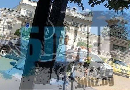 Григор Димитров се разправя със служители на градска мобилност. Закопчаха му колата в центъра на София (СНИМКА)