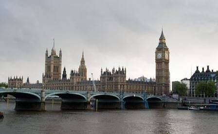 Туристически кораб се блъсна в Уестминстърския мост в Лондон