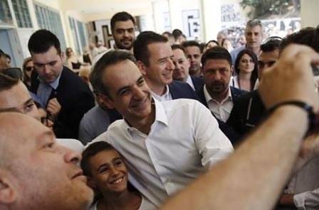 „Нова демокрация“ печели изборите в Гърция според прогнозните резултати