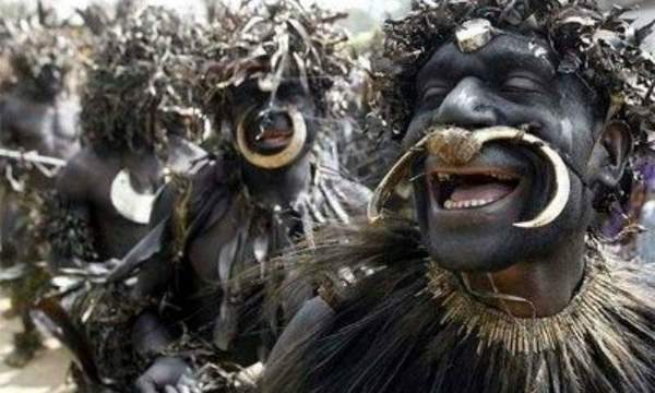 Ужасяващият ритуал за възмъжаване на племето Самбия