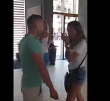 Кунг Фу Ритници и „изчезвай от хотела, джипси“. Обслужване по местен обичай на морето (ВИДЕО)