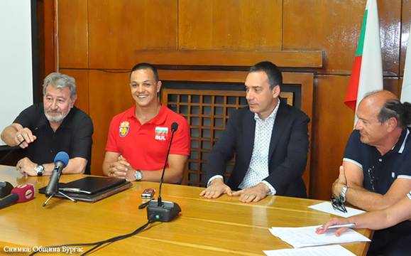 Златен български атлет ще се опита да преплува Бургаския залив от край до край