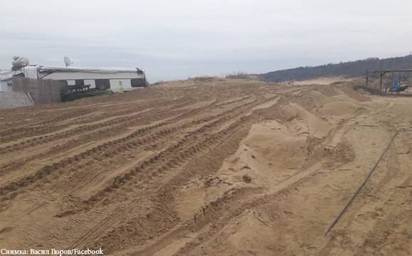 Предадоха на съд двамата мъже, обвинени в унищожаването на дюните на Каваци