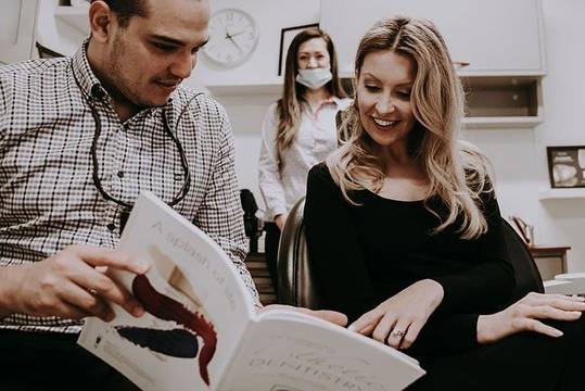 Как красивата усмивка ни помага в живота – интервю с д-р Софиен Риахи