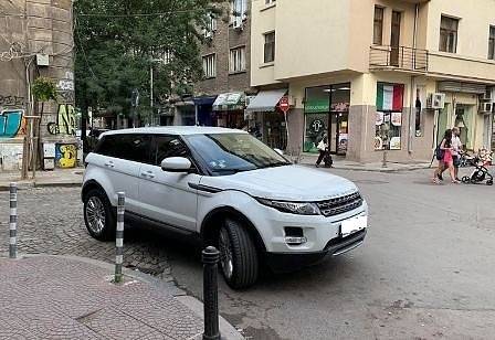 ТВ водещата Илияна Беновска паркира неправилно (СНИМКИ)