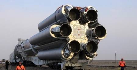 Проблемна изолация отложила полета на Протон-М, залепиха ракетата с лепило!