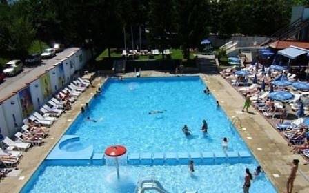 В 6 басейна в София са открити проблеми с качеството на водата