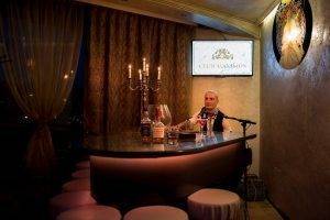 Савов представя шоу с пеещи сервитьори за първи път във В. Търново