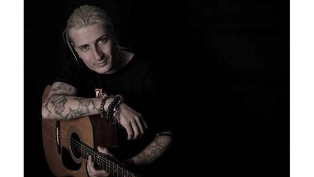 Търновския музикант Савов се сдоби с китара на Бисер Киров