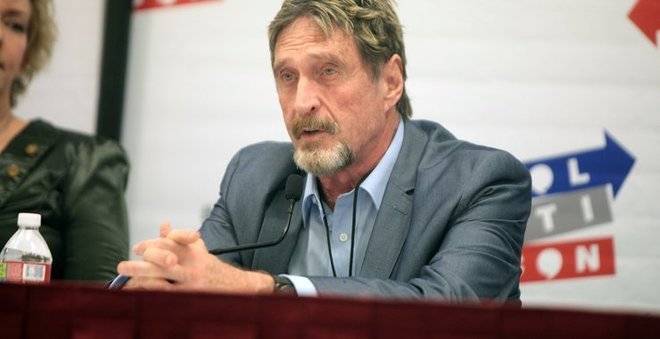 Джон МакАфий защитава Биткойн от Доналд Тръмп