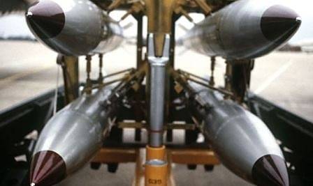 НАТО: САЩ разполагат с около 150 атомни бомби в Европа