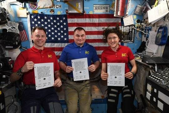 Американските астронавти и руският космонавт на МКС почетоха 50-годишнината от полета на Аполо 11