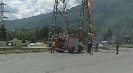 Няколко квартала в София са без ток заради горящ електропровод