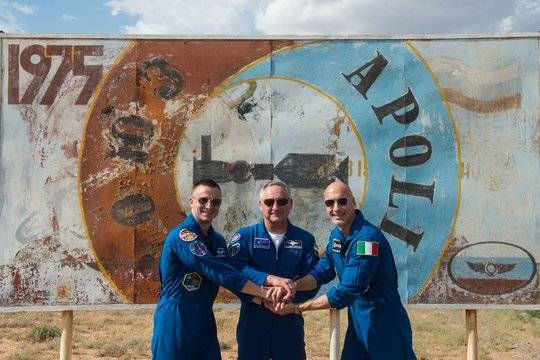 Снимка на деня: екипажът на Союз МС-13 позира пред стенопис на Аполо-Союз