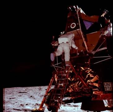 На днешния ден преди 50 години Армстронг и Олдрин стъпват на повърхността на Луната!