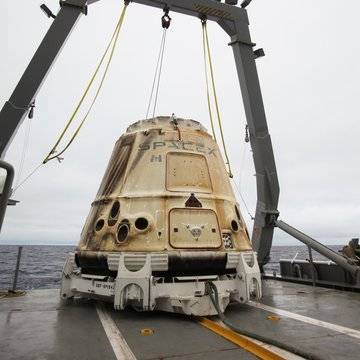 Американският товарен кораб Драгън излита на 25-ти юли, за да достави адаптер за скачване за пилотираните кораби Крю Драгън и…