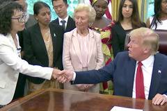 Американският президент Доналд Тръмп се срещна с последовател на Фалун Гонг (видео)