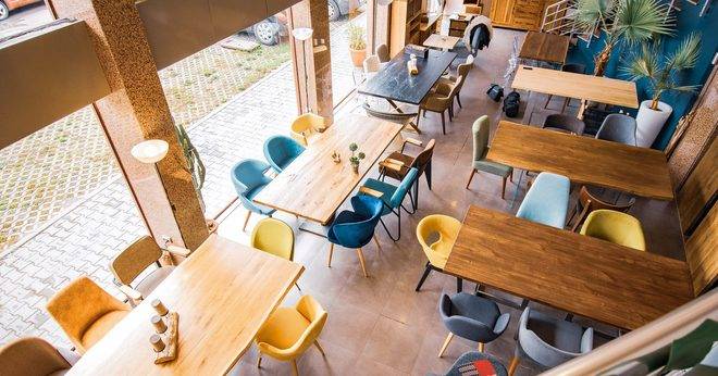 Уникално изработени маси от масивен европейски дъб, американски орех и Ироко.