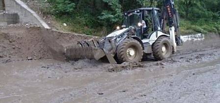 Кално свлачище затруднява движението в Кресненското дефиле (СНИМКИ)