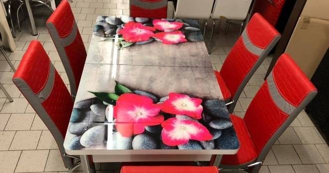 Спечелете стилен комплект от трапезна маса и шест стола