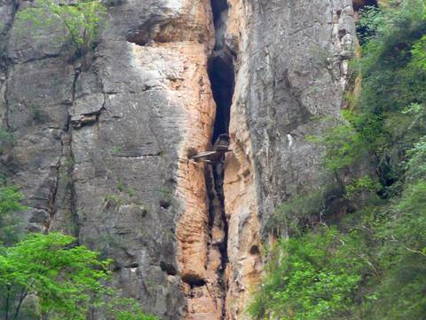 Мистерията на висящите ковчези в Китай