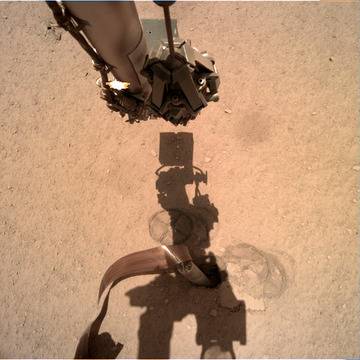 Екипът на марсианската мисия на НАСА ИнСайт работи усилено, за да върне работоспособността на пробивната машина