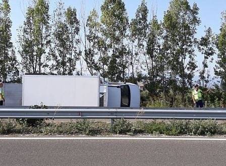 Бус се обърна на АМ „Тракия”. Предизвика тапа на 101 км в посока Бургас (СНИМКИ)