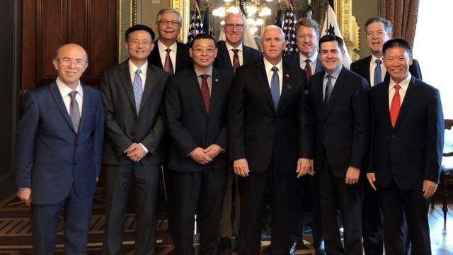 Американският вицепрезидент Майк Пенс се срещна с репресирани в Китай