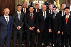 Американският вицепрезидент Майк Пенс се срещна с репресирани в Китай