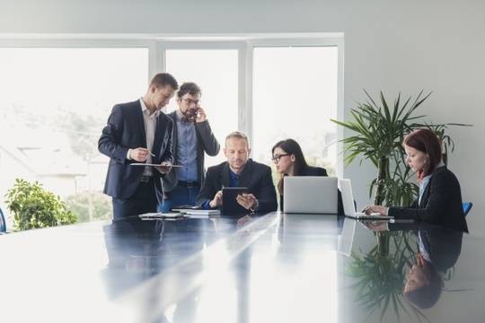 Конферентна зала, обзаведена в бизнес стил