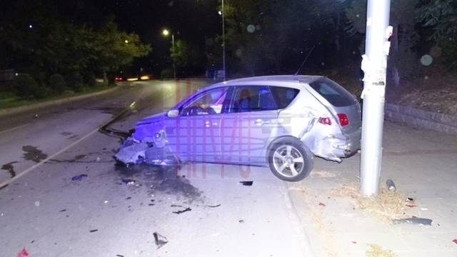 Мазда се вряза в стена на булевард в Благоевград