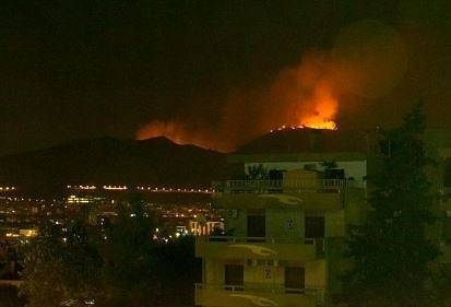 Голям пожар избухна край Атина, предприета е евакуация (СНИМКИ)