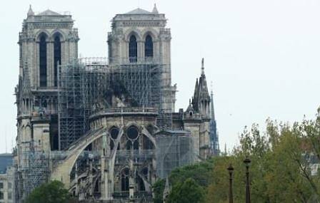 Започна нова операция за почистване от олово на кварталите край „Нотр Дам“