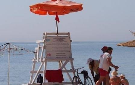 Издирват дете, повлечено от вълните на централния плаж във Варна