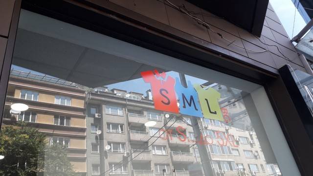 Сложихме стикери от фолио по витрината на магазин за дрехи