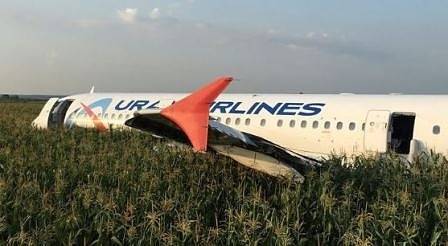 Пътнически самолет се приземи аварийно в нива с царевица в Русия (СНИМКИ)