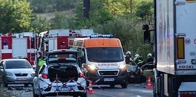 Жена и дете загинаха при тежка катастрофа край Кочериново (СНИМКИ)