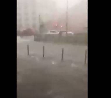 Мощна буря удари Истанбул, „Капалъ чарши“ е под вода (СНИМКИ)