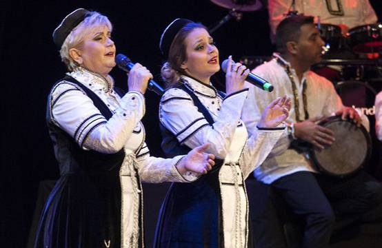 Николина Чакърдъкова с дъщеря си на сцената на „Пирин фолк“