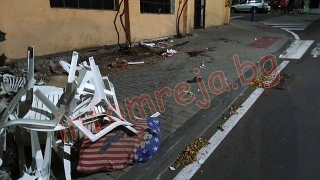 С опасност за живота е клиентка на заведението, в което се вряза мерцедес