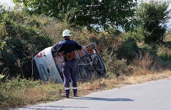Рено се преобърна край разклона за Елешница