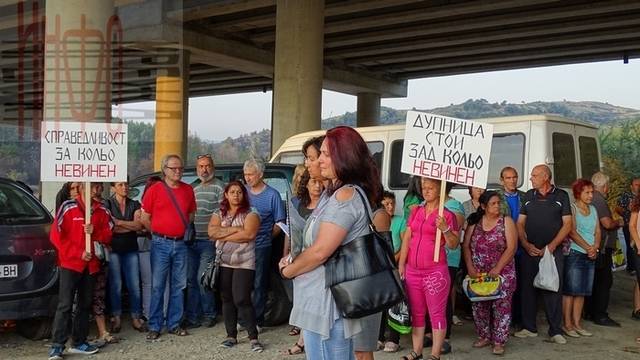 Протест на работниците от сметището под магистрала „Струма”