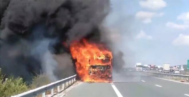 Камион пламна на АМ „Струма“, затвориха движението към Кулата