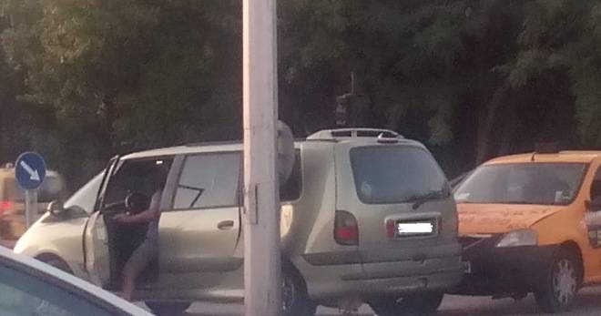 КОЛА СЕ ВРЯЗА В СТЪЛБ НА КРЪСТОВИЩЕ ВЪВ ВАРНА РАЗЛИЧНИТЕ НОВИНИ DIFFERENT NEWS