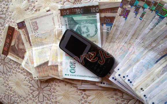 Баба от Мездра даде 2 800 лева и злато на измамници