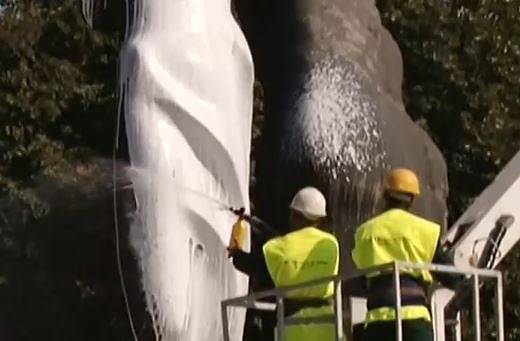 Измиха с шампоан паметника на Съединението в Пловдив