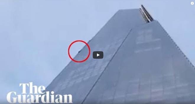 Мъж се изкачи по небостъргач без осигуровка