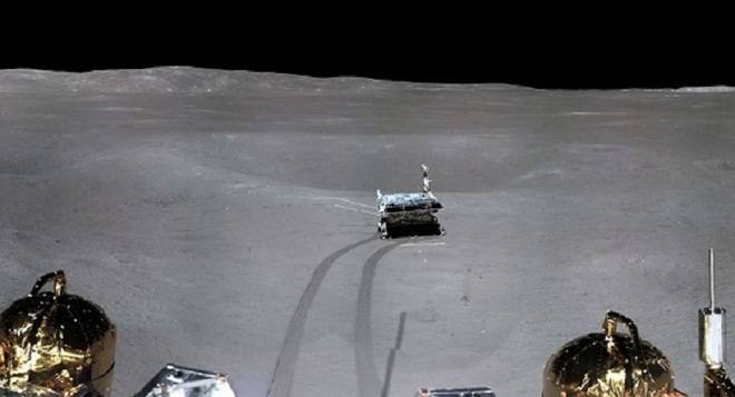 Роувърът Yutu-2 снима на Луната неизвестно гелообразно вещество